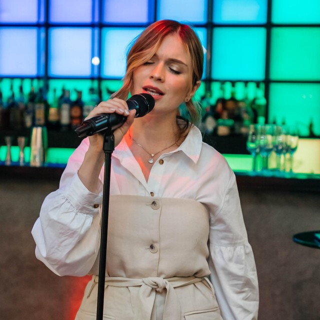 ЧАРІВНИЙ ВОКАЛ LILLY FRANK   