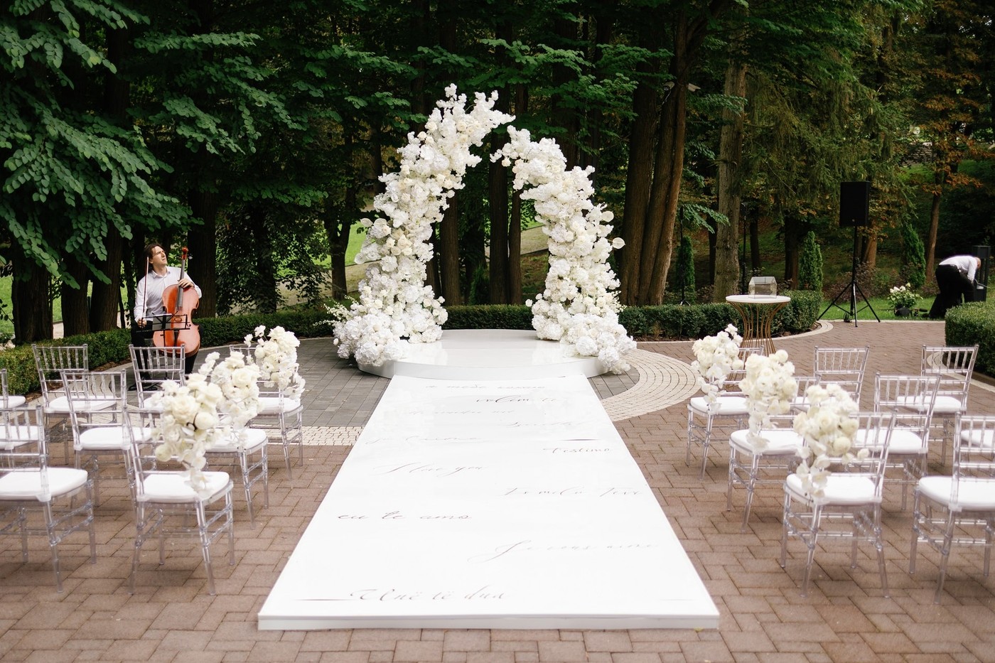 Весілля в європейському стилі в ресторані Park. Art of Rest