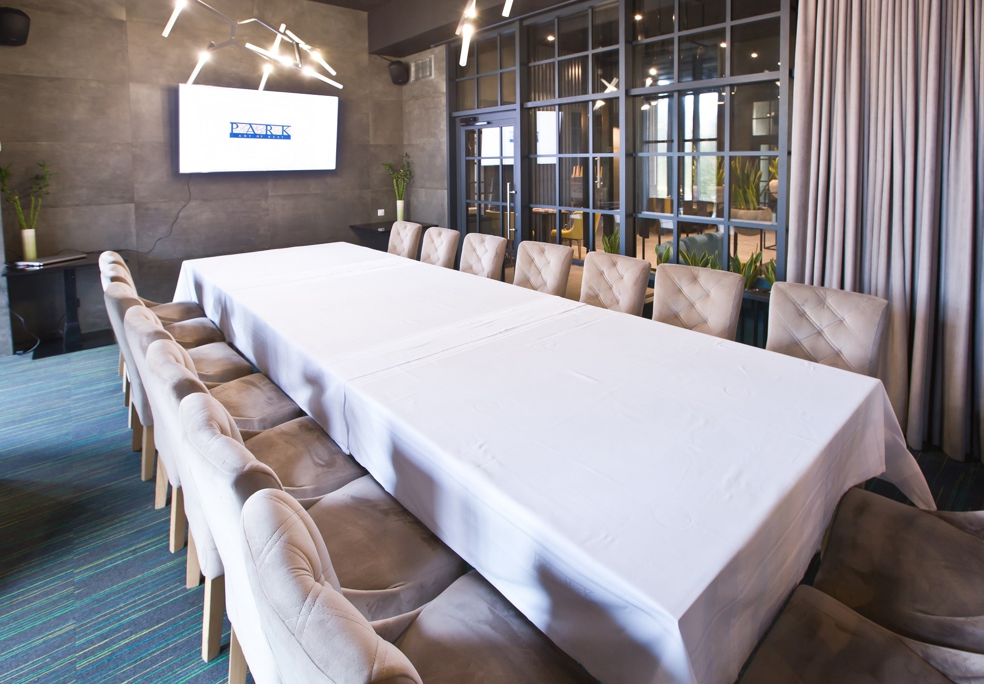 Конференц-зал Park. Art of Rest: де професійні зустрічі поєднуються зі зручністю та смаком